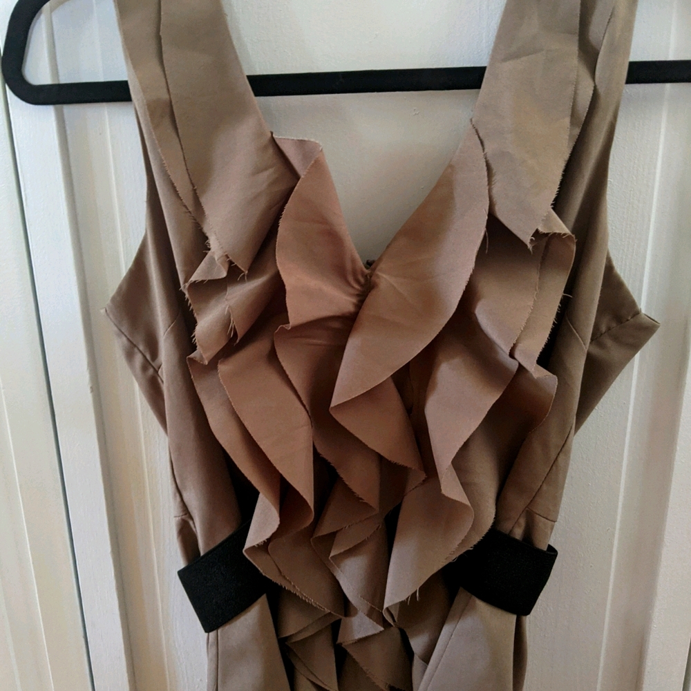 Sleeveless blouse with zipper in the back